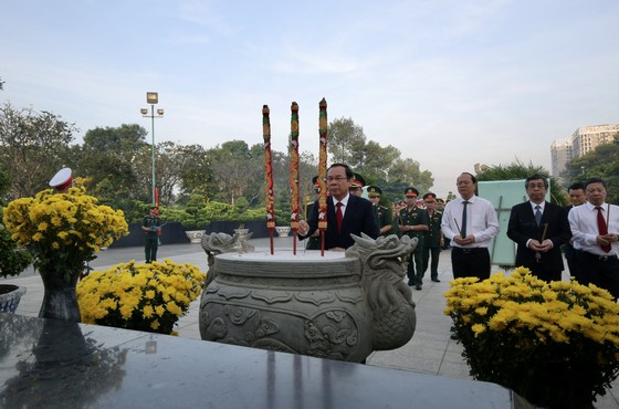 Lãnh đạo TPHCM dâng hương, dâng hoa tưởng niệm các anh hùng liệt sĩ nhân dịp Tết Quý Mão 2023 ảnh 4