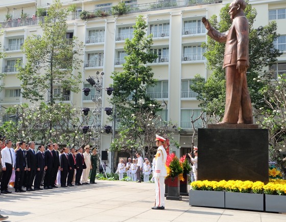 Lãnh đạo TPHCM dâng hương, dâng hoa tưởng niệm các anh hùng liệt sĩ nhân dịp Tết Quý Mão 2023 ảnh 10