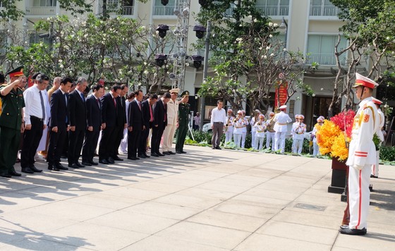 Lãnh đạo TPHCM dâng hương, dâng hoa tưởng niệm các anh hùng liệt sĩ nhân dịp Tết Quý Mão 2023 ảnh 9