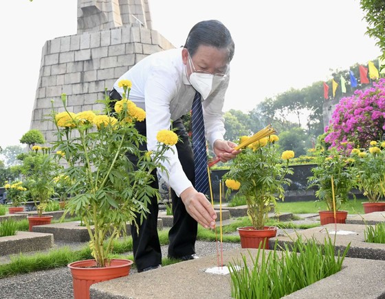 Lãnh đạo TPHCM dâng hương tưởng niệm các anh hùng liệt sĩ ảnh 6