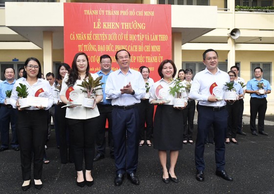 Thành ủy TPHCM khen thưởng 7 cá nhân kể chuyện dưới cờ về học và làm theo Bác ảnh 4