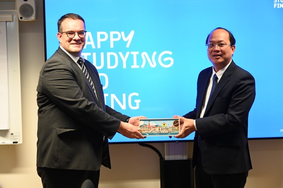 Phó Bí thư Thành ủy TPHCM Nguyễn Hồ Hải trao quà lưu niệm tặng ông Samu Seitsalo, Giám đốc quan hệ quốc tế, Cơ quan giáo dục quốc gia Phần Lan