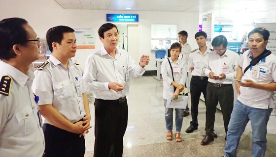 Ông Nguyễn Hữu Hưng, Phó Giám đốc Sở Y tế TPHCM kiểm tra công tác phòng chống dịch do virus Corona gây ra tại Sân bay quốc tế Tân Sơn Nhất. Ảnh: HOÀNG HÙNG