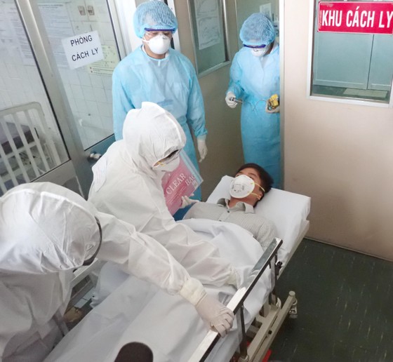 Diễn tập 2 tình huống khẩn cấp tiếp nhận bệnh nhân nhiễm virus Corona ảnh 10