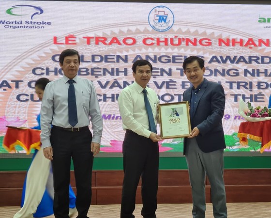 PGS-TS Nguyễn Huy Thắng, Phó Chủ tịch Hội Đột quỵ Việt Nam (bìa phải) trao giấy chứng nhận tiêu chuẩn vàng quốc tế về điều trị đột quỵ cho Bệnh viện Thống Nhất