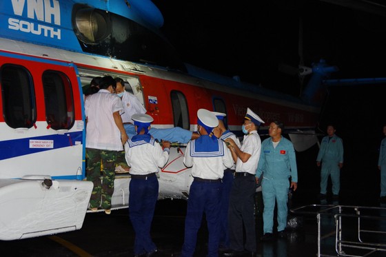 Bệnh nhân được đưa từ Trường Sa về sân bay Tân Sơn Nhất vào tối 10-12