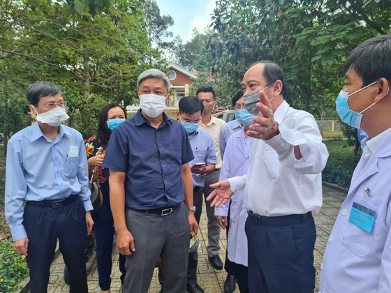 Thứ trưởng Bộ Y tế Nguyễn Trường Sơn kiểm tra công tác phòng chống dịch tại Bệnh viện Bệnh lý hô hấp cấp tính Củ Chi