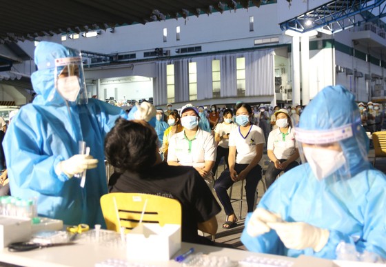 Nhân viên y tế lấy mẫu xét nghiệm cho công nhân một công ty ở Khu Công nghệ cao TPHCM