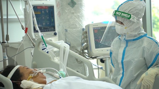 Bác sĩ chăm sóc bệnh nhân nặng tại bệnh viện dã chiến điều trị Covid-19. Ảnh: HOÀNG HÙNG