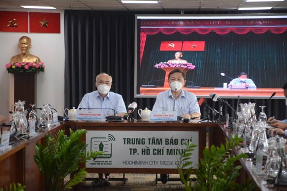 Đồng chí Phan Nguyễn Như Khuê, Trưởng Ban Tuyên giáo Thành ủy TPHCM và đồng chí Dương Anh Đức, Phó Chủ tịch UBND TPHCM chủ trì tại điểm cầu Trung tâm Báo chí TPHCM