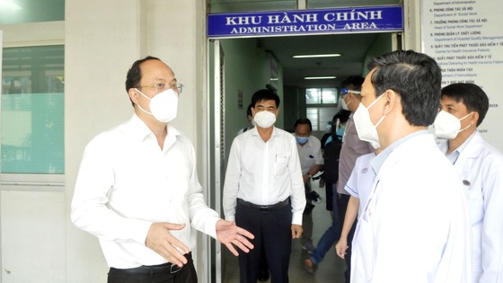 Phó Bí thư Thành ủy TPHCM Nguyễn Hồ Hải thăm, động viên y bác sĩ Bệnh viện Chợ Rẫy ảnh 2 Phó Bí thư Thành ủy TPHCM Nguyễn Hồ Hải thăm, động viên y bác sĩ Bệnh viện Chợ Rẫy ảnh 2