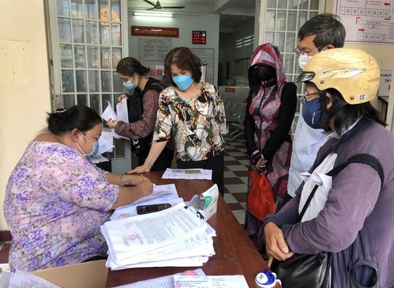 Người dân nhận giấy hoàn thành cách ly tại UBND phường 11, quận Gò Vấp