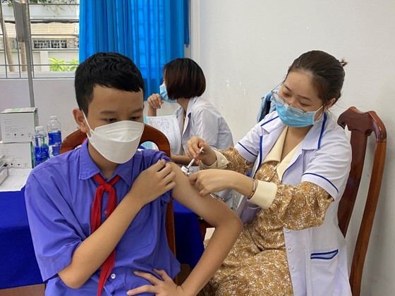 Nhân viên y tế tiêm vaccine Covid-19 cho trẻ em