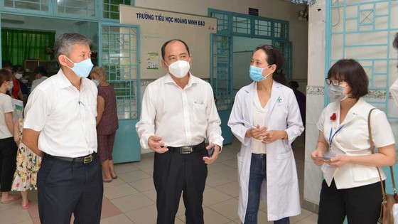 Sở Y tế TPHCM kiểm tra đột xuất công tác tiêm vaccine Covid-19 cho trẻ em ảnh 1