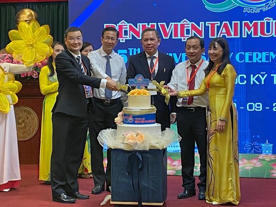 Các đại biểu cắt bánh chúc mừng 35 năm thành lập Bệnh viện Tai mũi họng TPHCM