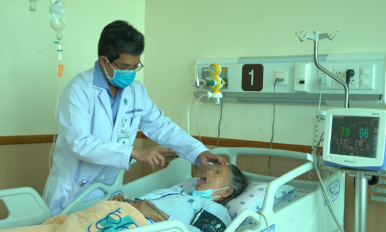 TS-BS Nguyễn Bá Thắng chăm sóc người bệnh