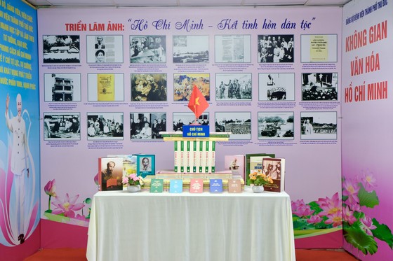 Một góc trưng bày "Không gian văn hóa Hồ Chí Minh" tại Bệnh viện TP Thủ Đức