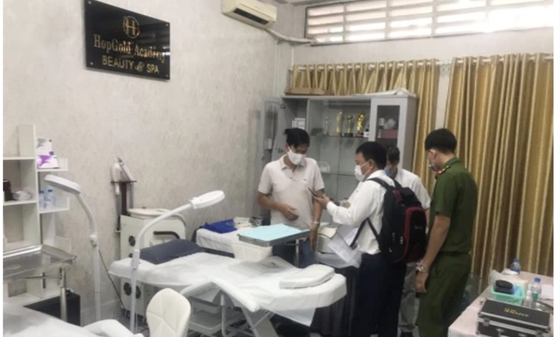 Lực lượng chức năng kiểm tra một phòng khám vi phạm khám chữa bệnh Ảnh: Sở Y tế TPHCM