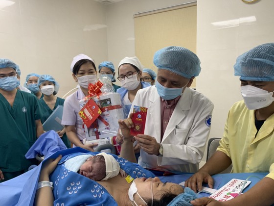 Bác sĩ Trần Ngọc Hải, Phó Giám đốc Bệnh viện Từ Dũ thăm, tặng quà bé chào đời đúng thời khắc giao thừa