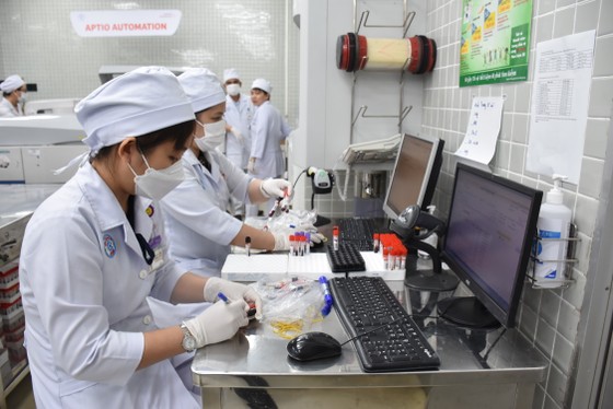 Máy xét nghiệm tại Bệnh viện Chợ Rẫy hoạt động hết công suất sau khi được gỡ vướng các thủ tục mua hóa chất