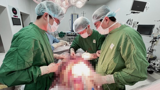 Các bác sĩ đang tiến hành phẫu thuật cho bệnh nhân Ảnh: BVCC