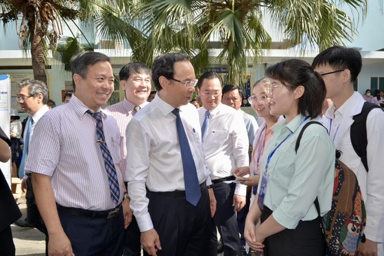 Bí thư Thành ủy TPHCM Nguyễn Văn Nên thăm hỏi động viên các bác sĩ trẻ 