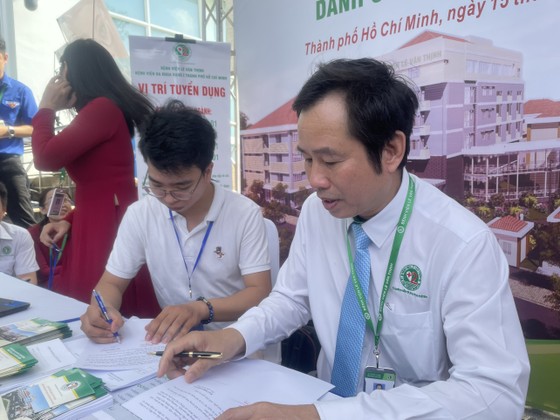 Bí thư Thành ủy TPHCM Nguyễn Văn Nên: Tạo cơ hội để bác sĩ trẻ được chọn lựa nơi làm việc ảnh 4