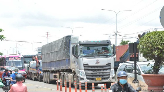 Trạm thu phí An Sương – An Lạc ùn ứ nghiêm trọng trong ngày đầu thu phí không dừng, 4 xe "chết máy" ảnh 1 Trạm thu phí An Sương – An Lạc ùn ứ nghiêm trọng trong ngày đầu thu phí không dừng, 4 xe "chết máy" ảnh 1