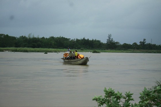 Lũ sông Trà Khúc dâng cao, 500 hộ dân “ốc đảo” di chuyển bằng thuyền ảnh 3