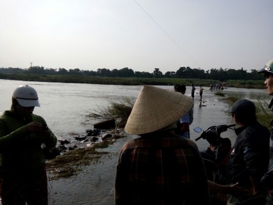 Lội qua sông, một phụ nữ bị nước cuốn trôi ảnh 1 Lội qua sông, một phụ nữ bị nước cuốn trôi ảnh 1