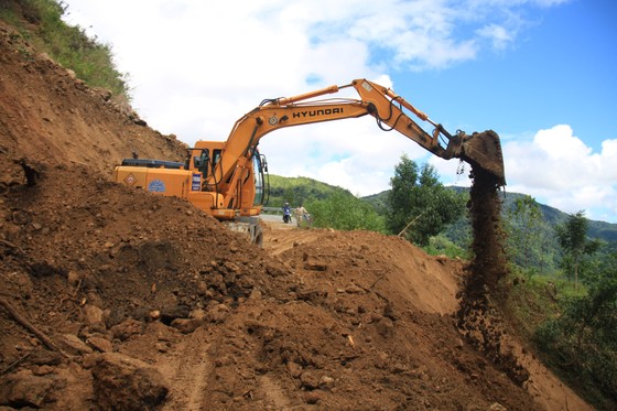 Quảng Ngãi: Khắc phục nhiều điểm sạt lở do ảnh hưởng bão số 6 ảnh 1 Quảng Ngãi: Khắc phục nhiều điểm sạt lở do ảnh hưởng bão số 6 ảnh 1