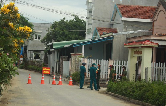 Quảng Ngãi: Phong tỏa 36 hộ dân cách ly y tế vì liên quan ca bệnh 621 ảnh 1