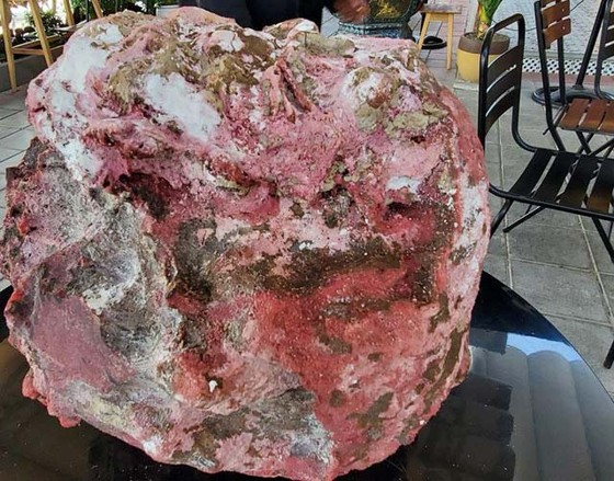 Một ngư dân tìm được khối đá lạ nặng 14kg nghi long diên hương ảnh 1