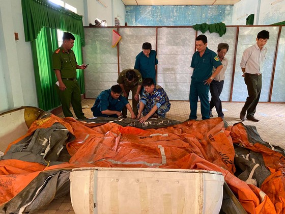 Bộ Tư lệnh Vùng Cảnh sát biển 2 tặng phao bè cứu sinh cho vùng lũ tỉnh Quảng Ngãi ảnh 1