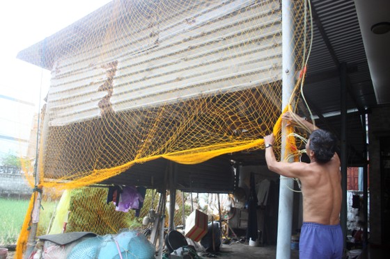 Giăng lưới, cột dây chằng chống nhà cửa ứng phó bão số 10 ảnh 2
