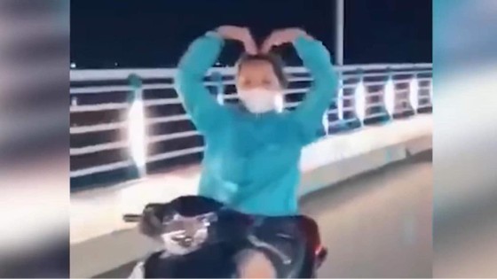 Quảng Ngãi: Cô gái trong clip thả tay lái “múa quạt” bị phạt 7,4 triệu đồng ảnh 2 Quảng Ngãi: Cô gái trong clip thả tay lái “múa quạt” bị phạt 7,4 triệu đồng ảnh 2