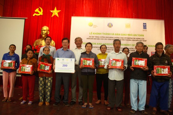 Quảng Ngãi: Bàn giao 200 nhà phòng chống bão, lụt cho người dân ảnh 1