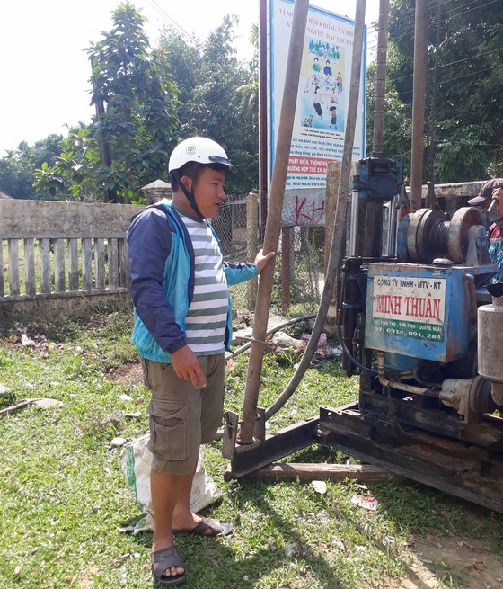 Người cắt tóc miễn phí ở vùng núi Trà Bồng được Thủ tướng tặng bằng khen ảnh 2