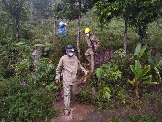 Quảng Ngãi: Tìm đường xuyên núi tiếp cận người dân bị cô lập do mưa lớn ảnh 6