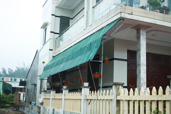 Quảng Ngãi: Người dân chằng chống nhà cửa, các xã ven biển hoàn thành sơ tán dân trước 10 giờ hôm nay ảnh 9