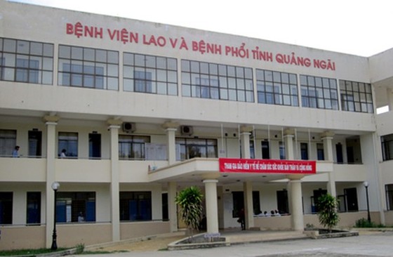 Quảng Ngãi: Bệnh viện để người nhà và dịch vụ mai táng tự thỏa thuận lo chôn cất là sai quy định ảnh 1