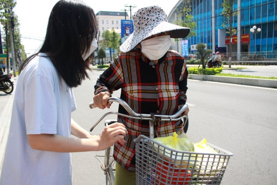 Quảng Ngãi: Ấm lòng suất cơm 0 đồng cho người nghèo ảnh 3