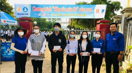 Những suất cơm miễn phí tiếp sức thí sinh mùa thi ở miền núi Sơn Tây (Quảng Ngãi) ảnh 8