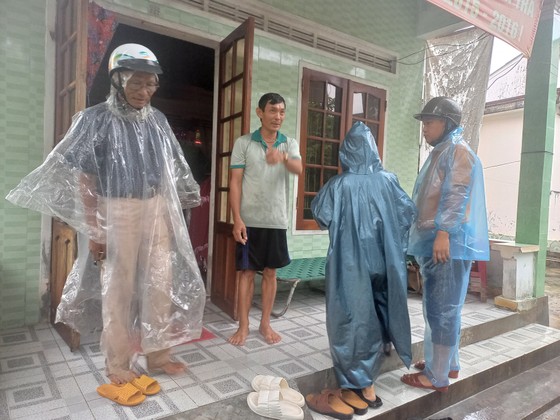 Quảng Ngãi: Vận động, di dời người dân ở vùng nguy hiểm đến nơi an toàn trú bão ảnh 3