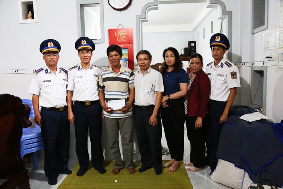 Vùng Cảnh sát biển 2 hỗ trợ nhân dân huyện đảo Lý Sơn bị thiệt hại do bão số 4 ảnh 1