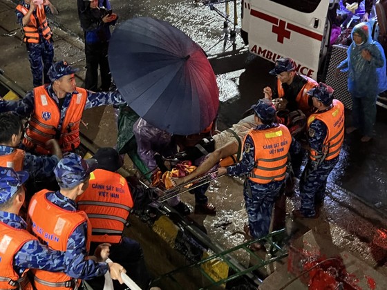 Vùng Cảnh sát biển 2 đưa người dân đảo Lý Sơn vào đất liền chuyển viện cấp cứu ảnh 1