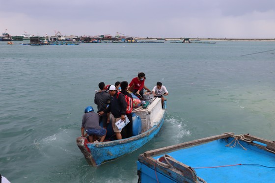 Quảng Ngãi: Khẩn cấp đưa 4 bệnh nhân từ đảo Lý Sơn vào đất liền cấp cứu khi biển động ảnh 2