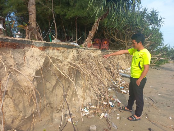Quảng Ngãi: Triều cường gây sạt lở, uy hiếp nhà dân ven biển ảnh 1