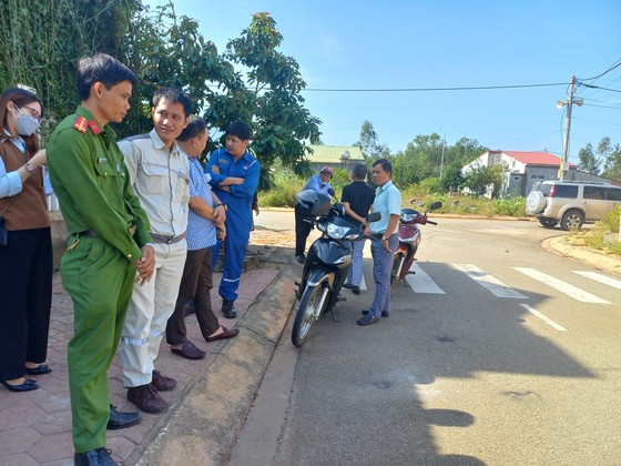 Quảng Ngãi: Kiểm tra tình hình bụi và mùi hôi bay vào nhà dân gần Khu Kinh tế Dung Quất ảnh 3