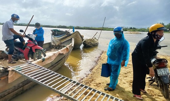 Người dân Quảng Ngãi làm cầu tạm cheo leo để vượt sông Trà Khúc sau ngập ảnh 9